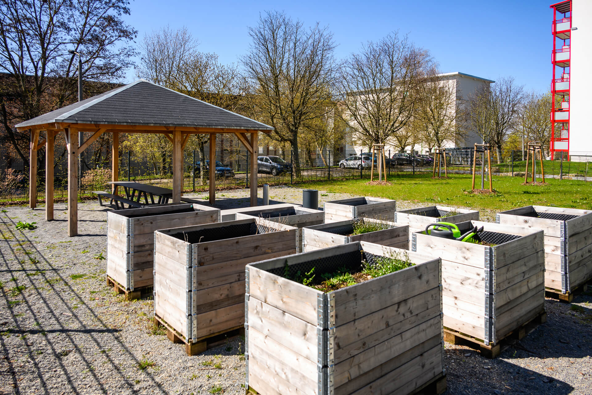 Gemeinschaftsgarten mit Hochbeeten und Pavillon einer Wohnanlage der KOWO in Heilbad Heiligenstadt