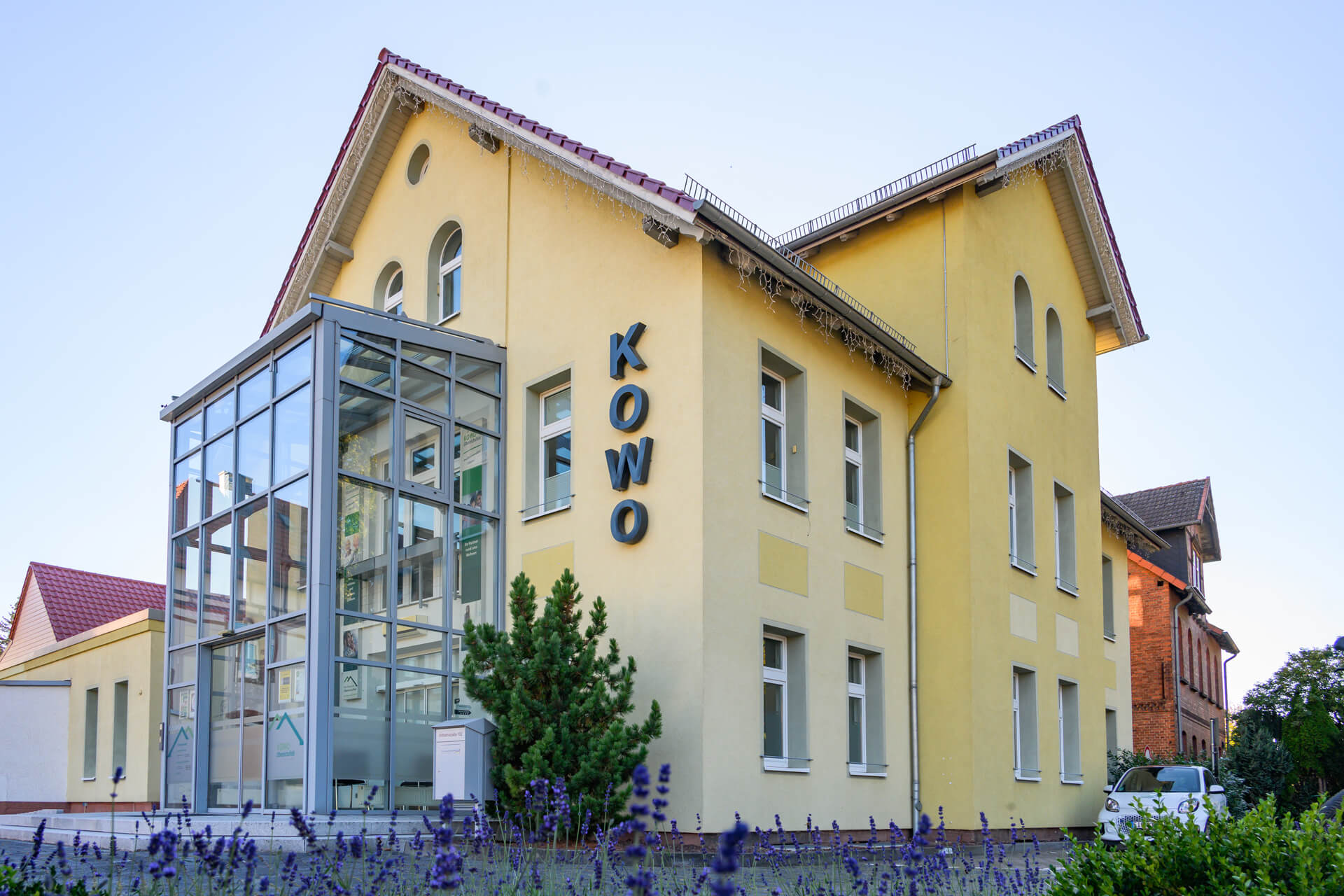 Hauptsitz der KOWO Obereichsfeld in Heilbad Heiligenstadt mit modernem Glasvorbau und Unternehmensschriftzug