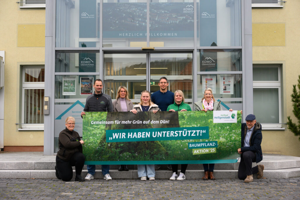 KOWO Obereichsfeld-Team hält Banner „Wir haben unterstützt!" zur Baumpflanz-Aktion in Heilbad Heiligenstadt